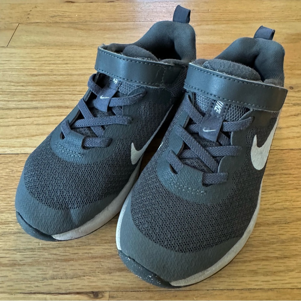 ☑️ EUC Toddler/Little Kid Nike Sneakers • Size 11